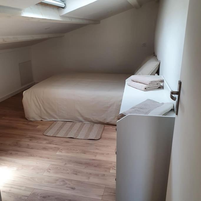 Ferienwohnung Duplex Sous Les Toits Riez Exterior foto
